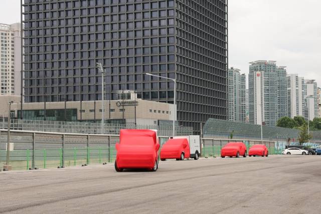 15일 경기 성남 분당구 서울로보틱스 알앤디센터에서 주행 거리 200미터 남짓의 코스로 스포츠 유틸리티 차량(SUV), 소형 트럭 등이 빨간 색 커버를 씌운 채 한 방향으로 군집 자율주행을 하고 있다. /사진 제공=서울로보틱스