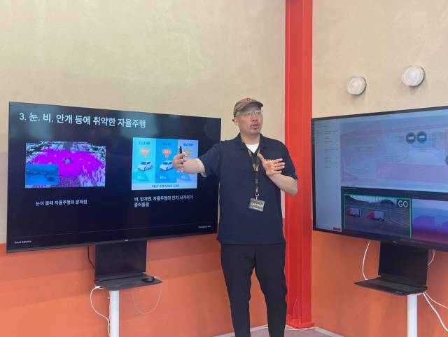 이한빈 서울로보틱스 대표가 15일 경기 성남 분당구 서울로보틱스 알앤디센터에서 서울로보틱스 기술의 경쟁력을 설명하고 있다. /정혜진기자