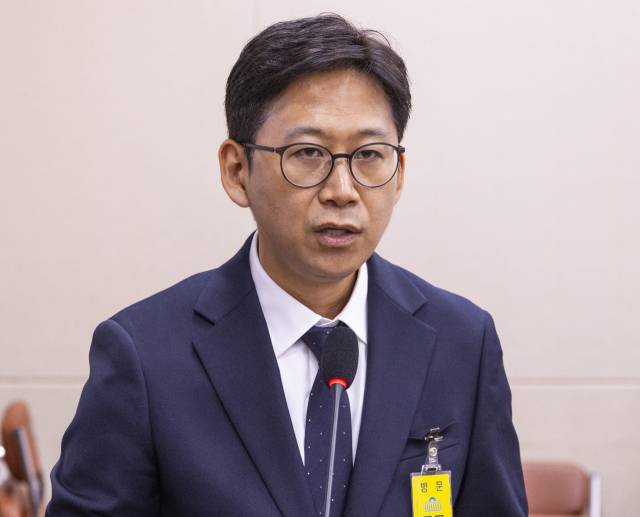 배경훈 과학기술정보통신부 장관이 지난 14일 국회 과학기술정보방송통신위 인사청문회에 출석해 선서한 뒤 인사말을 하고 있다. 연합뉴스