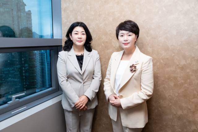 대한간호조무사협회 곽지연(오른쪽) 회장과 정은숙 수석부회장이 16일 서울 마포구 한 식당에서 열린 기자회견에서 사진을 찍었다. 사진 제공=대한간호조무사협회