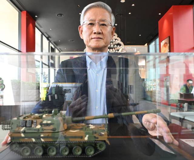 최창곤 전 국방기술품질연구원장이 서울경제신문과 인터뷰를 마친 후 K9 자주포 모형을 앞에 두고 포즈를 취하고 있다. 오승현 기자