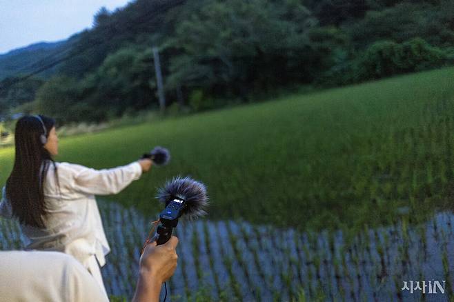 사운드 워커들이 경남 산청군 당산리의 한 논에서 개구리 소리를 듣고 있다. ⓒ시사IN 박미소