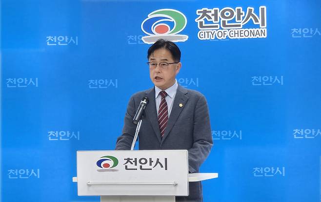 장혁 천안시의원이 15일 천안시청에서 기자회견을 열고, 의회 운영의 문제점을 구체적으로 지적하며 "지금 바뀌지 않으면 시민의 심판을 피할 수 없다"고 밝혔다. ⓒ시사저널