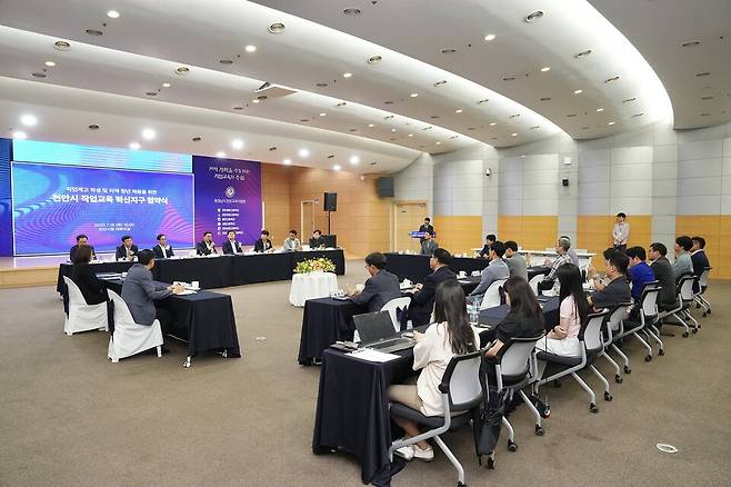 시는 15일 시청 대회의실에서 천안교육지원청, 지역 우수기업 6개 사 등 7개 기관·기업과 '직업교육 혁신지구 운영을 위한 업무협약'을 체결했다. ⓒ천안시