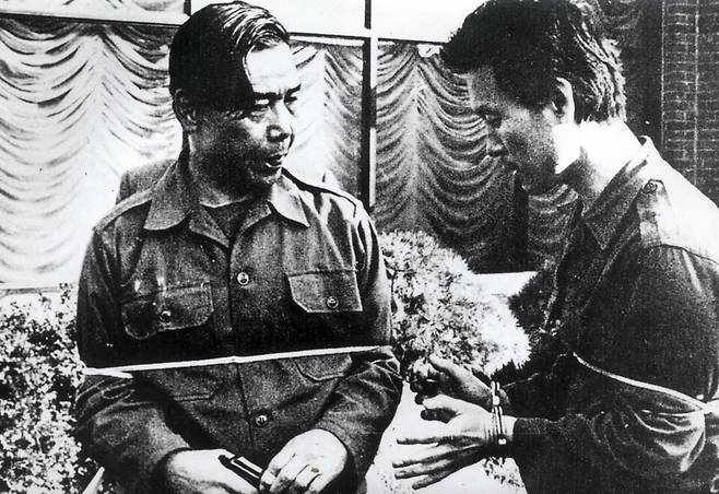 1979년 당시 김재규 중앙정보부장이 박정희 대통령 시해사건 현장 검증에서 상황을 재연하는 모습 ⓒ연합뉴스