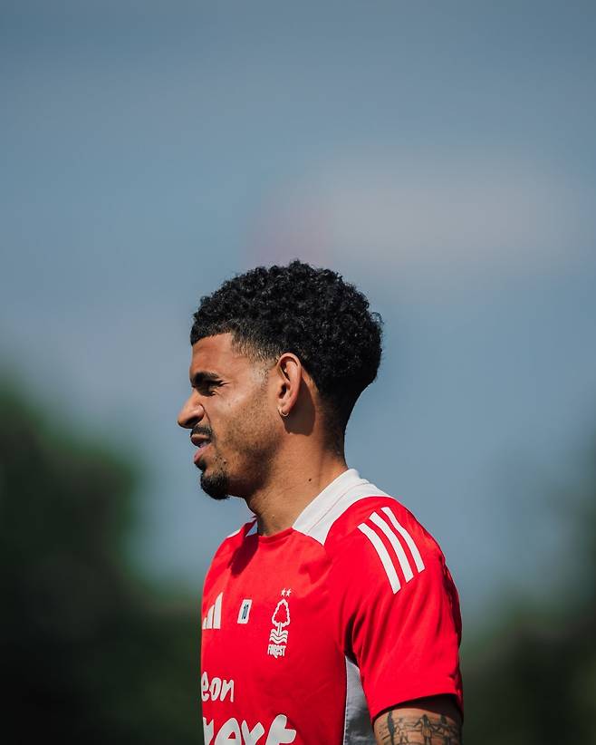 토트넘은 모건 깁스화이트 영입에 적극적이고, 선수 본인도 이적 의지가 확고하다. 그러나 그의 소속팀 노팅엄은 토트넘이 선수와 접촉하기 전 구단의 허락을 받지 않았다며 절차적 문제를 제기하고 있다. 사진출처｜노팅엄 페이스북