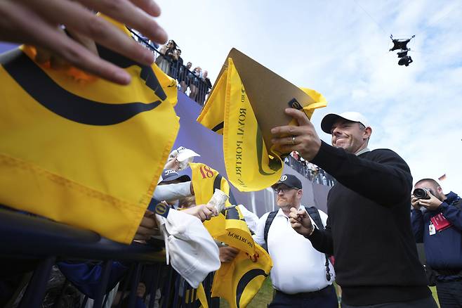 로리 매킬로이가 16일 북아일랜드 포트러시의 로열포트러시 코스에서 제153회 디 오픈 연습라운드를 마친뒤 팬들에게 사인을 해주고 있다. R&A는 올해 연습라운드에만 나흘간 8만 900명의 팬이 입장했다고 발표했다. 포트러시｜AP연합뉴스