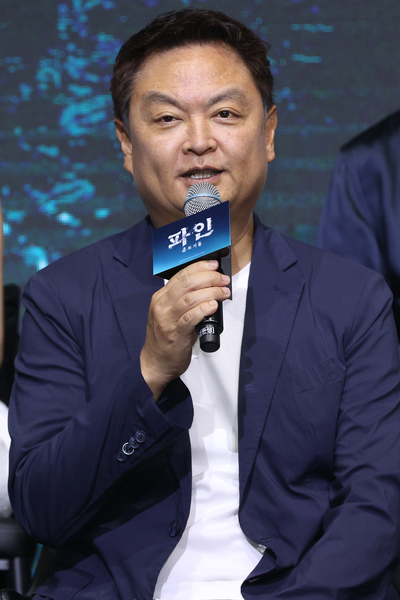 강윤성 감독이 지난 8일 서울 영등포구 콘래드호텔에서 열린 디즈니+ 오리지널 시리즈 ‘파인: 촌뜨기들’ 제작발표회에서 인사말을 하고 있다. 사진 연합뉴스