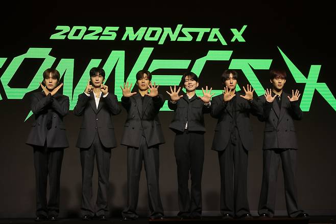 그룹 몬스타엑스가 16일 서울 여의도 콘레드 호텔에서 열린 몬스타엑스 데뷔 10주년 기념 기자간담회에서 포즈를 취하고 있다. 연합뉴스
