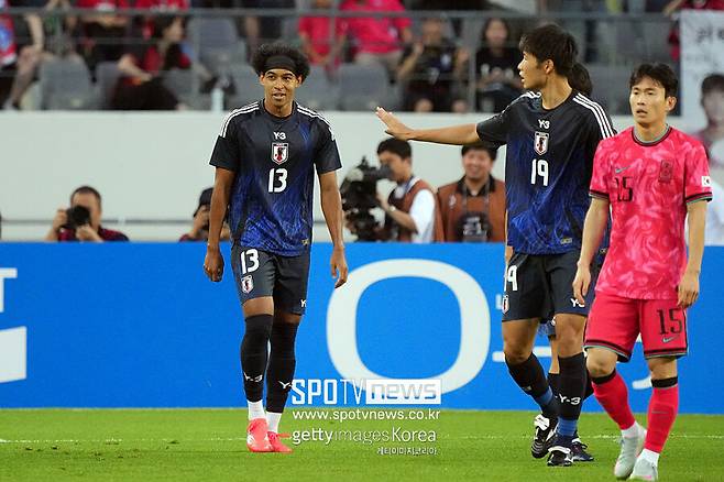 ▲ 한국 공격수들과 신체 싸움을 펼친 3명의 센터백 역시 기골이 장대했다. 우에다가 186cm, 아라키 하야토(산프레체 히로시마) 186cm, 안도 토모야(아비스파 후쿠오카)는 190cm를 자랑했다. 이호재와 오세훈 모두 190cm 이상의 신장을 자랑했지만, 산성들이 다수 달려드니 어쩔 도리가 없었다.