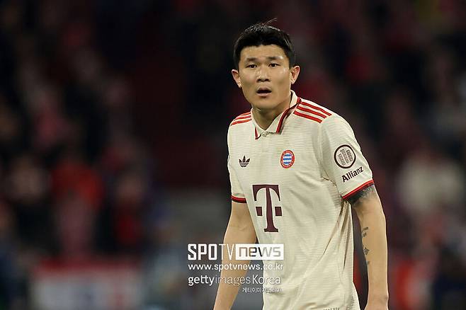 ▲ 벵상 콤파니 감독은 주전급 수비들이 연달아 부상으로 이탈하자 김민재에게 투혼을 강요해야 했다. 당시 김민재의 1순위 파트너 다욧 우파메카노가 쓰러진 뒤에 이토 히로키 등 주전급 수비 자원들이 줄줄이 부상을 당했다. 김민재에게 가해진 부담은 그야말로 ‘혹사’ 수준이었다.