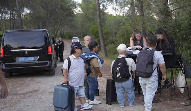 ▲ 야말이 생일 파티에 왜소증 장애인을 고용해 스페인 검찰 조사를 받게 됐다. 왜소증 엔터테이너들이 파티장에 들어가려는 모습. ⓒ 데일리메일