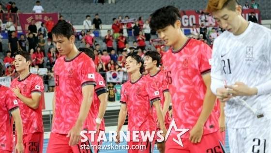 대한민국 국가대표 선수들이 15일 용인미르종합운동장에서 열린 2025 동아시아축구연맹(EAFF) E-1 챔피언십(동아시안컵) 일본전이 끝난 뒤 관중들에게 인사하고 있다. /사진=강영조 선임기자