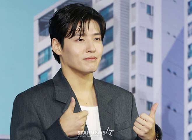 배우 강하늘이 14일 오전 서울 중구 앰배서더 서울 풀만 호텔에서 진행된 넷플릭스 오리지널 영화 '84 제곱미터' 제작발표회에 참석해 포즈를 취하고 있다.  84제곱미터 아파트로 내 집 마련에 성공한 영끌족 우성이 정체를 알 수 없는 층간소음에 시달리며 벌어지는 예측불허 스릴러 '84 제곱미터'는 오는 18일 공개된다. /2025.07.14 /사진=이동훈 photoguy@