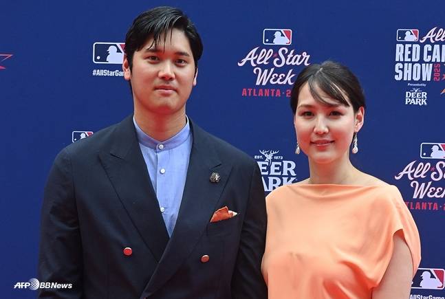오타니(왼쪽)와 그의 아내 다나카 마미코가 16일 올스타 레드카펫에 나선 모습. /AFPBBNews=뉴스1