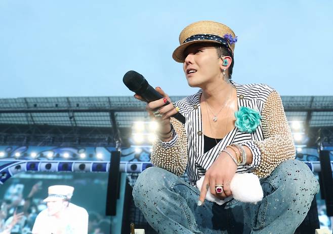 (인천=뉴스1) 권현진 기자 = 빅뱅 지드래곤이 28일 오후 인천 서구 인천아시아드 주경기장에서 열린 '싸이 흠뻑쇼 SUMMER SWAG 2025 - 인천'에 깜짝 게스트로 등장해 화려한 무대를 선보이고 있다. 2025.6.28/뉴스1 Copyright (C) 뉴스1. All rights reserved. 무단 전재 및 재배포, AI학습 이용 금지. /사진=(인천=뉴스1) 권현진 기자