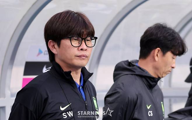 신상우 여자축구대표팀 감독이 지난달 2일 용인미르종합운동장에서 열린 국가대표평가전 대한민국과 콜롬비아의 경기에서 지휘하고 있다.2025.06.02. /사진=강영조 선임기자