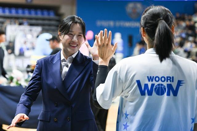 고아라(왼쪽)). /사진=WKBL 제공