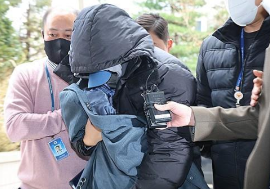 고(故) 이선균을 협박해 수억원을 갈취한 유흥업소 실장과 전직 배우가 항소심에서 더 무거운 형을 선고받았다.