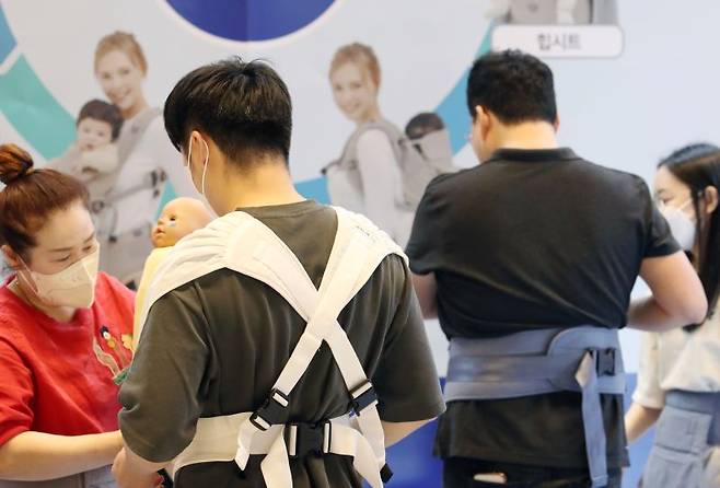 예비 아빠의 아기띠 체험 [사진 | 뉴시스]