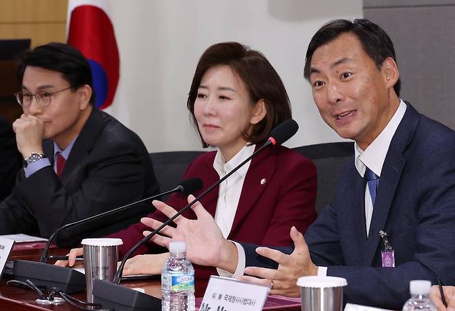 모스 탄(오른쪽)이 지난 3월 6일 국회 의원회관에서 열린 '대한민국 자유민주주의·법치주의 위기와 한미 자유 동맹의 길' 세미나에서 발언하고 있다. 윤상현(왼쪽), 나경원(가운데) 국민의힘 의원이 배석했다. [사진 | 뉴시스]