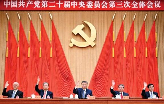 시 주석(가운데) 등&nbsp;중국 최고 지도부가 지난해 7월 18일 중국공산당 제20기 중앙위원회 제3차 전체회의(3중전회) 결의안을 거수로 통과시키고 있다. 뉴시스