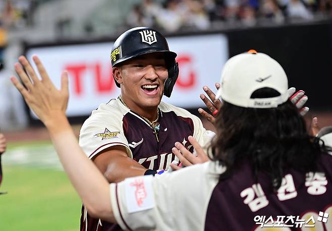 KT 위즈 안현민이 지난 12일 대전에서 열린 KBO 올스타전에 출전해 홈런을 친 뒤 축하 받고 있다. 엑스포츠뉴스 DB