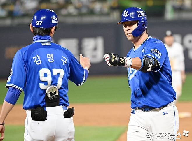 삼성 라이온즈 포수 강민호가 올해 정규시즌 경기에 출전해 적시타를 친 뒤 세리머니하고 있다. 엑스포츠뉴스 DB