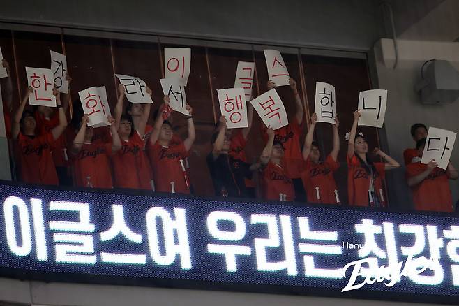 올해 33년 만에 전반기 1위를 달성한 한화 이글스가 전반기 시청률 집계에서도 톱10 경기에 모두 이름을 올리며 저력을 발휘했다. 특히 시청률 3%를 넘긴 경기가 7차례나 나오는 등 인기를 실감케 했다. 한화 이글스