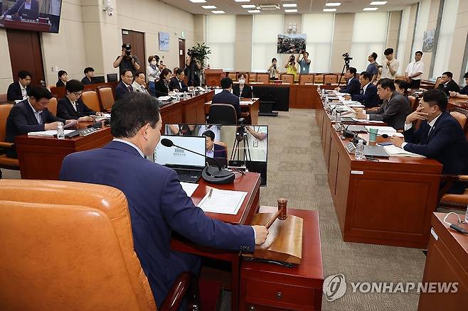 안규백 국방장관 인사청문회 안건 상정 (서울=연합뉴스) 김주성 기자 = 8일 국회 국방위원회 전체회의에서 안규백 국방부 장관 후보자에 대한 인사청문회 실시계획서 채택의 건이 상정되고 있다. 2025.7.8 utzza@yna.co.kr