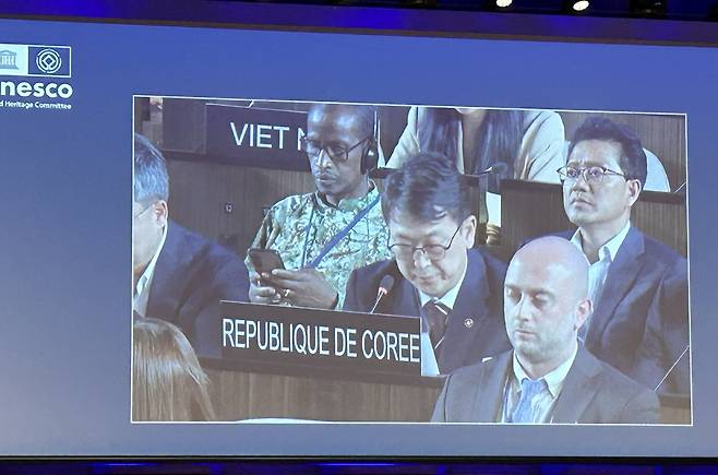 최응천 국가유산청장     (파리=연합뉴스) 김예나 기자 = 15일(현지시간) 프랑스 파리 유네스코 본부에서 열린 제47차 세계유산위원회에서 최응천 국가유산청장(가운데)이 내년도 위원회 개최 확정 발표 이후 소감을 말하고 있다. 2025.7.15
    yes@yna.co.kr