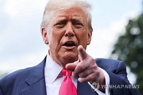 취재진과 문답하는 트럼프 미국 대통령 [워싱턴 로이터=연합뉴스. 재판매 및 DB 금지]