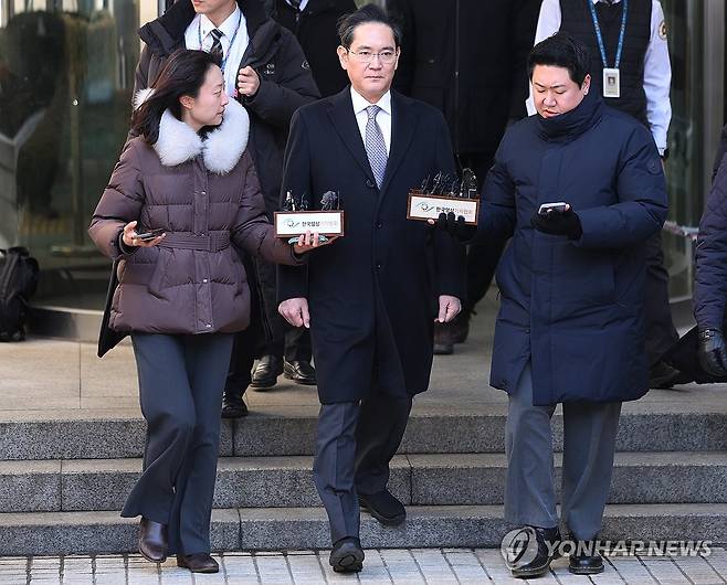 2심 무죄 후 법원 나서는 이재용 회장 (서울=연합뉴스) 임화영 기자 = 이재용 삼성전자 회장이 3일 오후 서초구 서울고법에서 열린 그룹 경영권 승계 관련 부당합병·회계부정 의혹 항소심 선고공판에서 무죄 판결을 받은 뒤 법원을 나서고 있다. 2025.2.3 hwayoung7@yna.co.kr