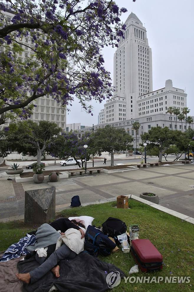 지난 6월 1일 LA 연방 청사 앞 공원에 누워있는 노숙자들 [AP 연합뉴스 자료사진. 재판매 및 DB 금지]