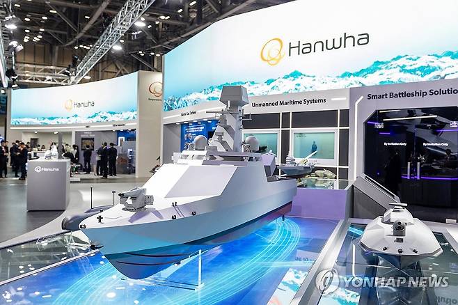 한화시스템, '국제해양방위산업전 2025' 참가 (서울=연합뉴스) 한화오션·한화시스템·한화에어로스페이스가 부산 벡스코에서 열린 '국제해양방위산업전(MADEX 2025)'에서 전시장 내 최대 규모로 3사 통합 전시관을 운영한다고 28일 밝혔다. 사진은 한화시스템이 MADEX 2025에서 처음 공개한 전투용 무인수상정. 2025.5.28 [한화시스템 제공. 재판매 및 DB 금지] photo@yna.co.kr