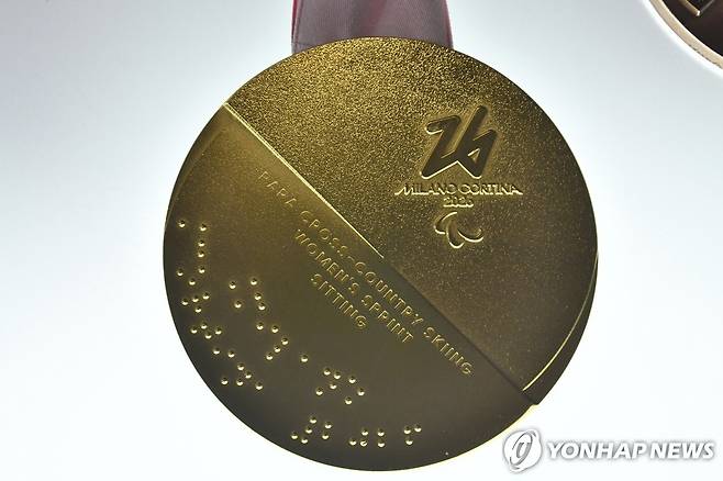 점자가 새겨진 2026 밀라노·코르티나담페초 패럴림픽 메달 [AP=연합뉴스]