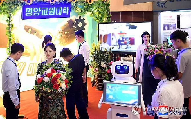 북한, '전국정보화성과전람회-2024' 개막 (평양 조선중앙통신=연합뉴스) 북한이 지난 18일 김일성종합대학에서 '전국정보화성과전람회-2024'를 개막했다고 조선중앙통신이 19일 보도했다. 전람회는 김일성종합대학 체육관과 '전국정보화성과전람장' 웹사이트에서 현실 및 가상전시 방식으로 진행되며, 중앙과 지방의 480여 개 단위가 참가해 1,500여 건의 성과 자료와 제품들이 전시됐다. 관람객들이 평양교원대학 부스에 전시된 로봇 교사와 인공지능 로봇을 살펴보고 있다. 2024.9.19 
    [국내에서만 사용가능. 재배포 금지. For Use Only in the Republic of Korea. No Redistribution] nkphoto@yna.co.kr