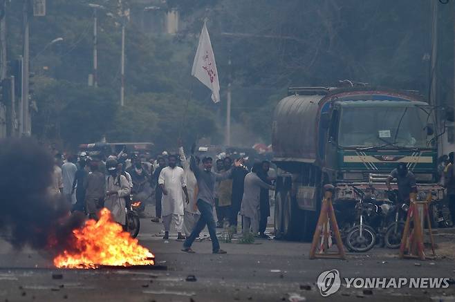 신성모독 반대 시위를 벌이는 파키스탄 정당 지지자들 [EPA 연합뉴스 자료사진. 재판매 및 DB 금지]