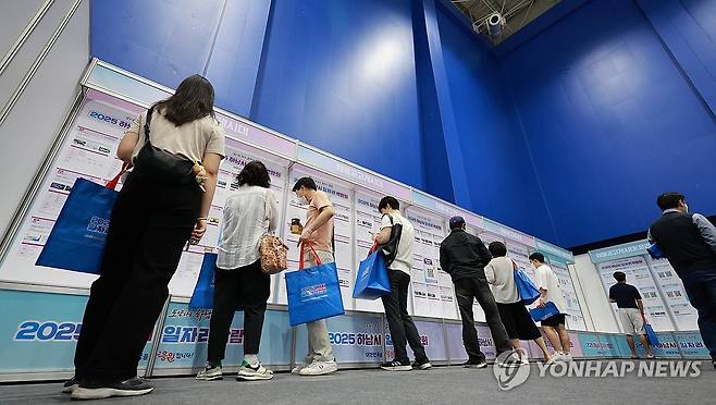 채용공고 살피는 구직자들 [연합뉴스 자료사진]