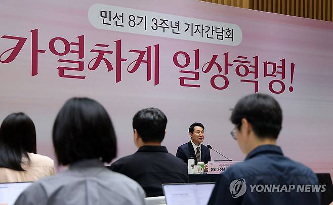 취임 3주년 기자회견 연 오세훈 시장 (서울=연합뉴스) 서대연 기자 = 오세훈 서울시장이 16일 서울 중구 서울시청에서 민선 8기 취임 3주년 기자회견을 열고 있다. 2025.7.16 [공동취재] dwise@yna.co.kr