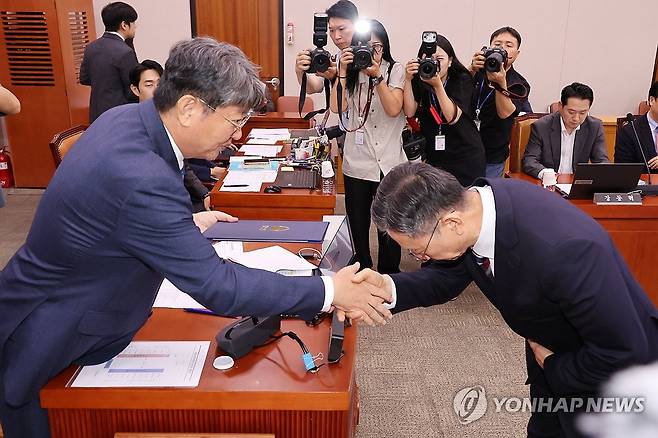 선서문 전달하는 정성호 법무부 장관 후보자 (서울=연합뉴스) 김주성 기자 = 정성호 법무부 장관 후보자가 16일 국회 법제사법위원회에서 열린 인사청문회에서 이춘석 위원장에게 선서문을 전달 후 악수하고 있다. 2025.7.16 utzza@yna.co.kr