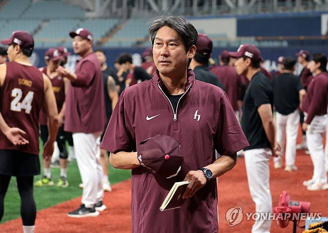 선수단과 상견례 마친 설종진 키움 감독대행 (서울=연합뉴스) 김인철 기자 = 설종진 키움 히어로즈 감독대행이 15일 서울 구로구 고척스카이돔에서 선수단과 훈련에 앞서 첫 상견례를 마친 뒤 인터뷰를 위해 이동하고 있다. 2025.7.15 yatoya@yna.co.kr