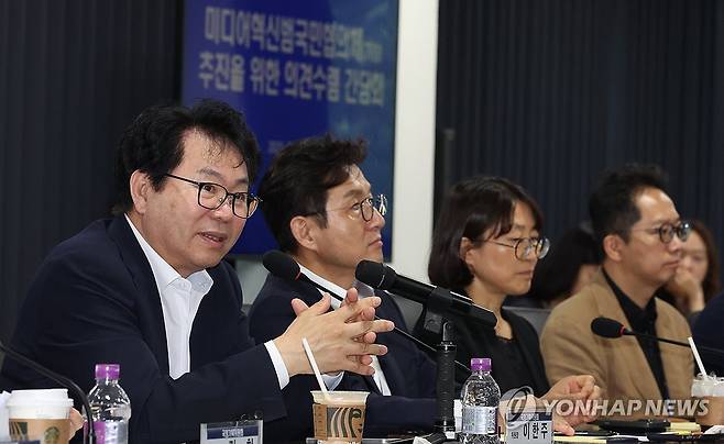 미디어혁신범국민협의체 추진 의견수렴 간담회, 인사말하는 이한주 위원장 (서울=연합뉴스) 김도훈 기자 = 이한주 국정기획위원회 위원장이 16일 서울 종로구 국정기획위에서 열린 미디어혁신범국민협의체(가칭) 추진을 위한 의견수렴 간담회에서 인사말을 하고 있다. 2025.7.16 [공동취재] superdoo82@yna.co.kr