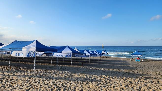 천막만 덩그러니 남은 삼척이사부장군배 전국바다수영대회 현장 [독자 제공. 재판매 및 DB 금지]