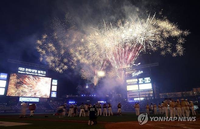 대전 밤하늘 수놓는 폭죽 (대전=연합뉴스) 김준범 기자 = 12일 대전 한화생명 볼파크에서 열린 2025 신한 SOL뱅크 KBO 올스타전이 끝난 뒤 폭죽이 터지고 있다. 2025.7.12 psykims@yna.co.kr
