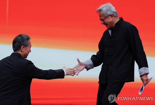 중국 전통의상 입은 젠슨 황 (베이징=로이터 연합뉴스) 엔비디아의 최고경영자(CEO) 젠슨 황이 16일 중국 베이징에서 열린 제3회 중국국제공급망촉진박람회에 참석하고 있다. 2025.7.16