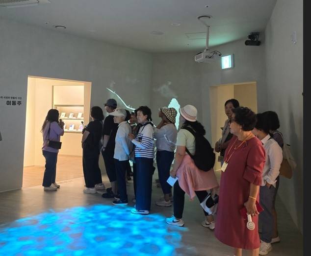 땅끝순례문학관 찾은 관광객들 [해남군 제공·재판매 및 DB 금지]