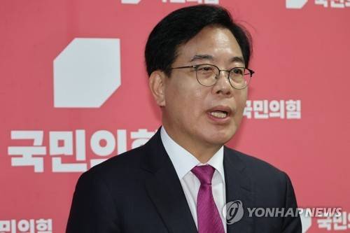 혁신위 요구에 대한 입장 밝히는 송언석 원내대표     (서울=연합뉴스) 김주성 기자 = 국민의힘 송언석 비대위원장 겸 원내대표가 16일 서울 여의도 국회에서 자신을 비롯한 나경원·윤상현·장동혁에 대해 거취 결정을 요구한 혁신위원회의 인적쇄신안에 대한 입장을 밝히고 있다. 2025.7.16 utzza@yna.co.kr (끝)