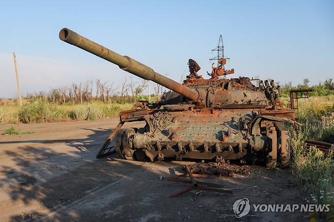 도네츠크에서 부서진 전차 [타스 연합뉴스 자료사진 재판매 및 DB 금지]