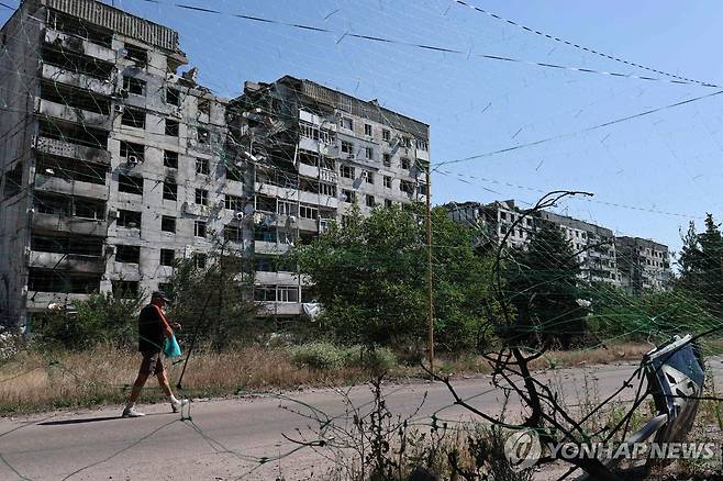자포리자의 부서진 건물과 우크라이나군의 드론 방어망 [AFP 연합뉴스 자료사진 재판매 및 DB 금지]
